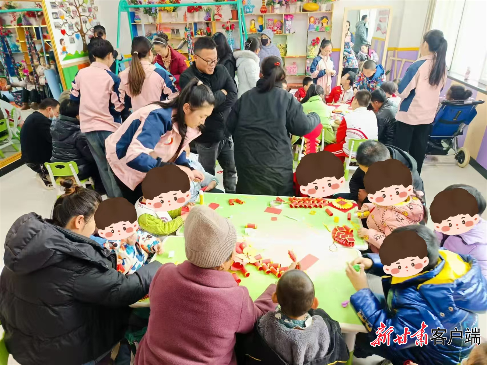 张掖市山丹县温馨日间照料中心工作人员及家长陪孩子们做手工（受访者供图）