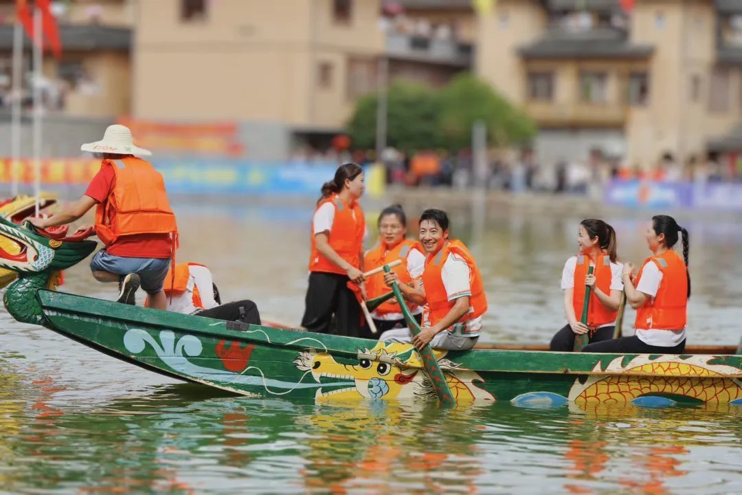 撒贝宁体验池塘龙舟赛。李林烜/摄