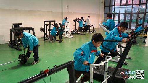 学生在健身房进行体育运动