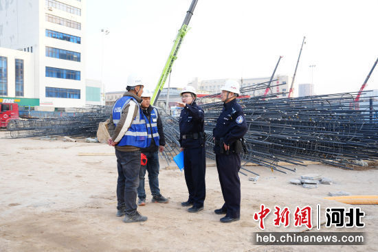 图为石家庄铁路公安处北站派出所民警对站区工地进行安全检查。 陈增凯摄