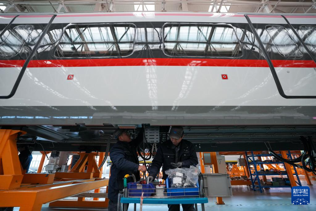 在京投装备河北京车智能制造基地,工作人员在总组装车间内工作(2月14日摄)。