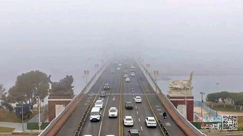 2月16日早晨，大雾天气下的南昌八一大桥。(资料图片)