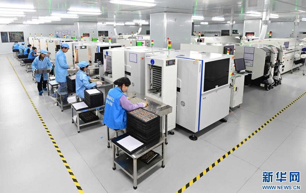 近日，位于江西省万载县工业园区内的金昱丰电子科技有限公司内，工人在智能车间封装高精密柔性基板。新华网发 邓龙华 摄