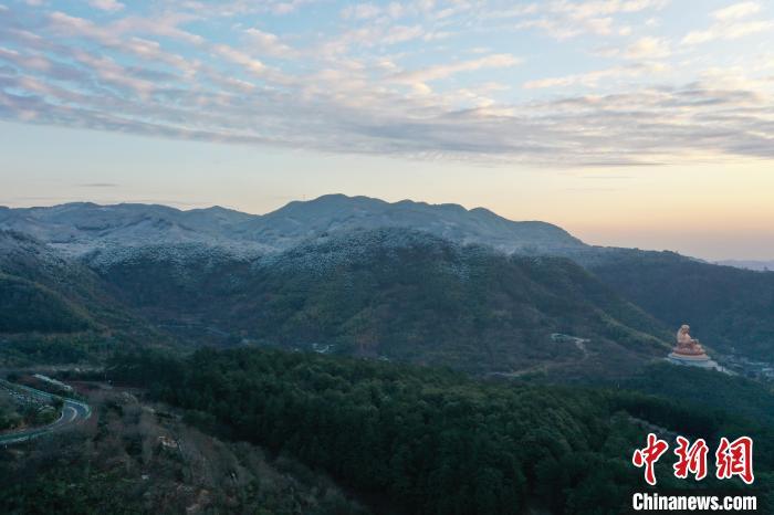 浙江奉化雪窦山：雪映禅意霞光笼罩