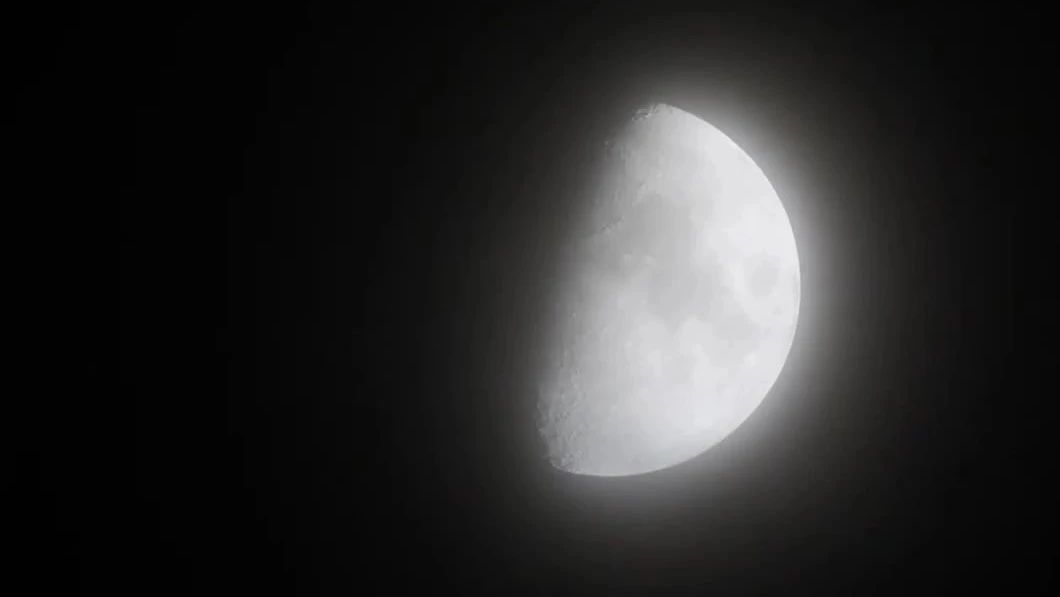 瞧！这就是朦胧的月亮，看起来很美