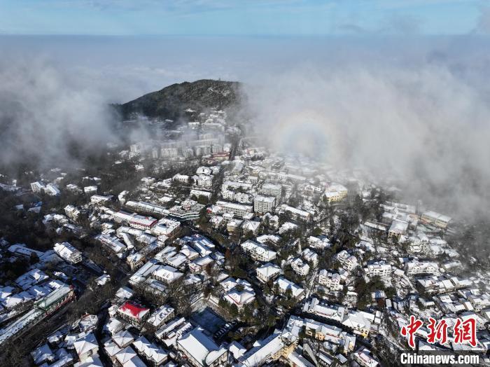 图为18日清晨8时许，江西庐山雪霁初晴，同时出现日晕与瀑布云的壮美气象景观。胡晓山 摄