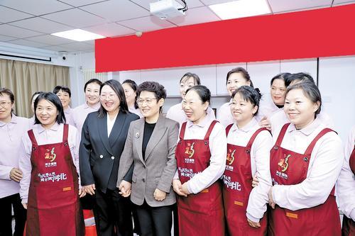 1月16日,全国政协委员刘文萍(前排左三)到北京市家政企业走访调研,就进一步擦亮“河北福嫂”品牌问需问策。省妇联供图