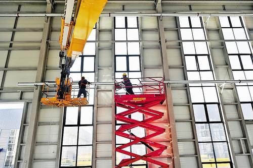 2月18日，枣强县复合材料产业园项目6栋标准化生产车间主体已经完工，工人正加紧安装消防管道。该项目预计5月份投产。本报记者 焦磊摄