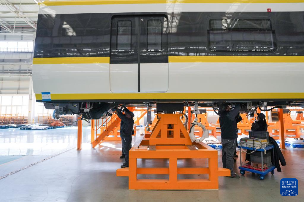 在京投装备河北京车智能制造基地,工作人员在总组装车间内工作(2月14日摄)。