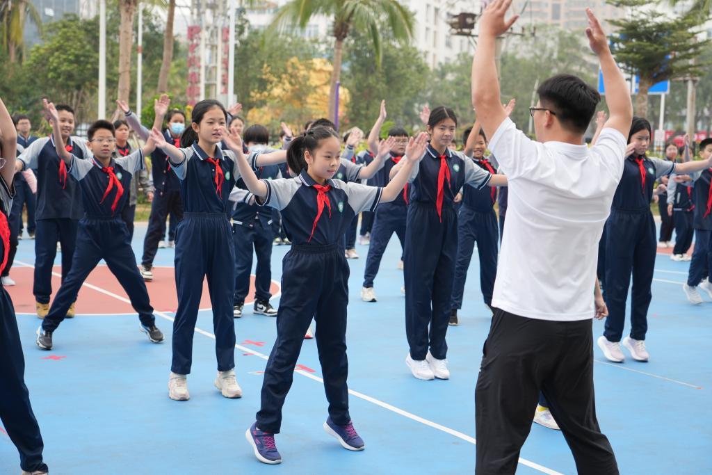 2月17日，海口市玉沙实验学校“体育大课间”时，五、六年级学生在体育老师的带领下学习体能操。新华社记者夏天 摄