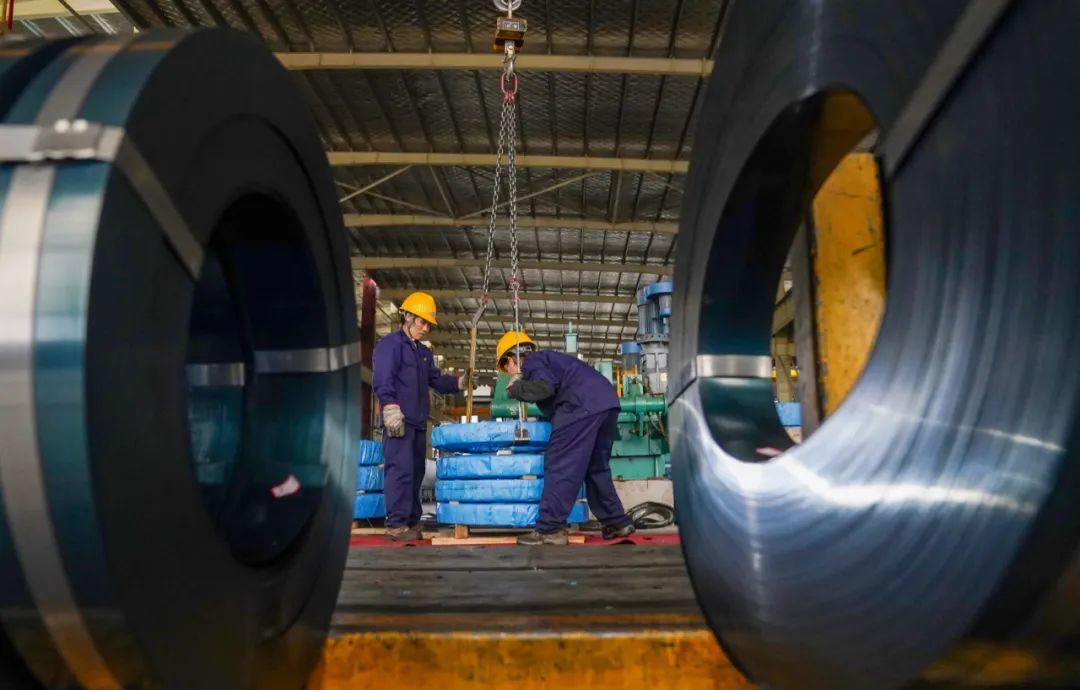 位于新余经开区南区的江西德瑞带钢有限公司,工人在车间加工带钢产品。(记者凌厚祥 摄)