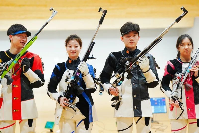 史梦瑶(左二)和毛一明(右二)携手获得50米步枪3种姿势混合团体冠军