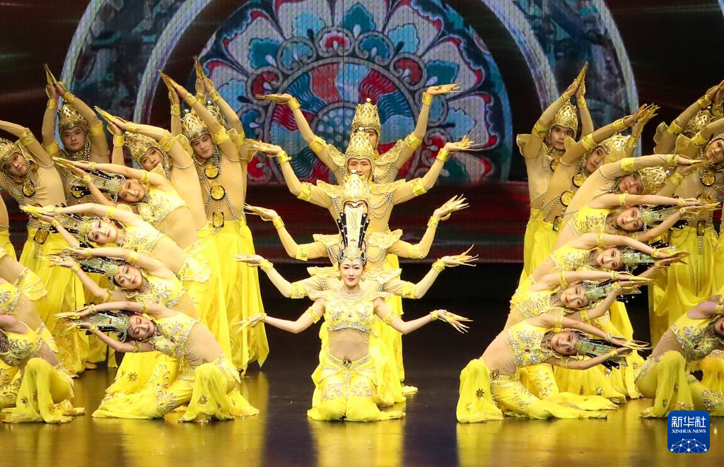 2024年9月20日,演员在第七届丝绸之路(敦煌)国际文化博览会举行期间表演大型情景音画剧《千手千眼》。新华社记者 郎兵兵 摄