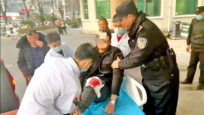 民警以最快的速度将伤者送至医院 通讯员供图