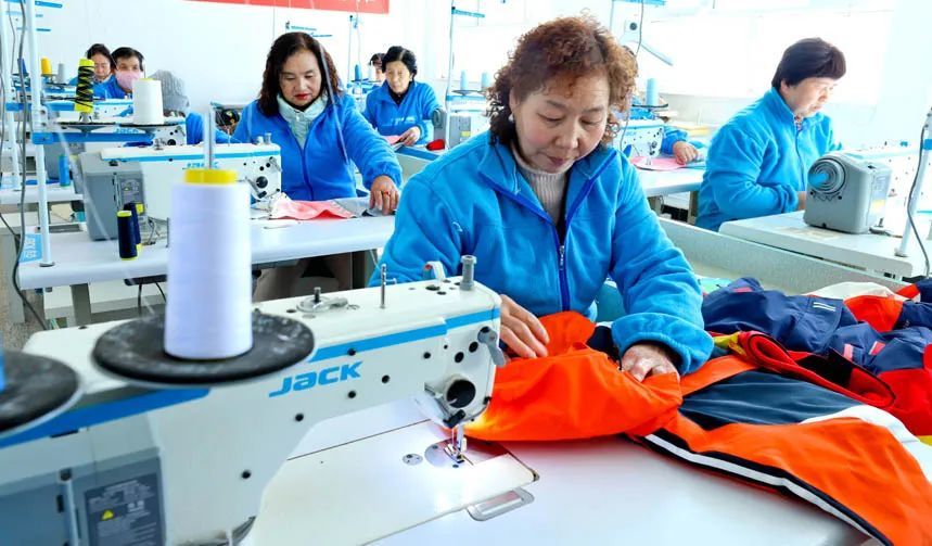 2月14日，张掖市富玖职业技能培训学校校服生产线上，工人们正在加紧赶制春季校服，供应各中小学校。