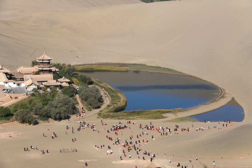 2024年10月3日,游客在甘肃省敦煌市鸣沙山月牙泉景区游览。张晓亮 摄