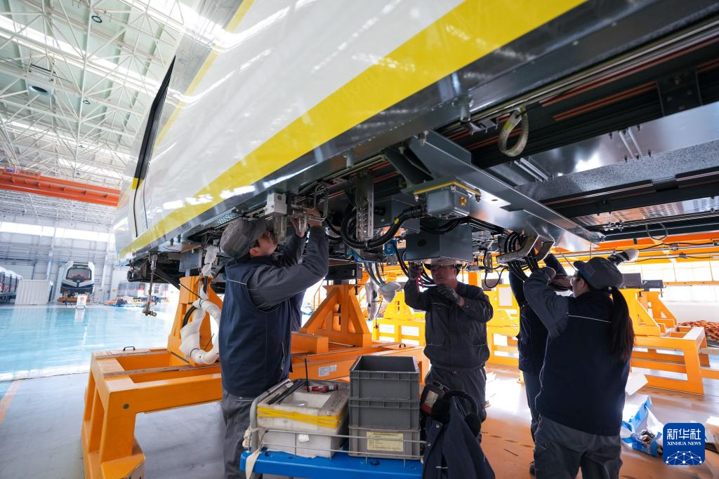 在京投装备河北京车智能制造基地,工作人员在总组装车间内工作(2月14日摄)。