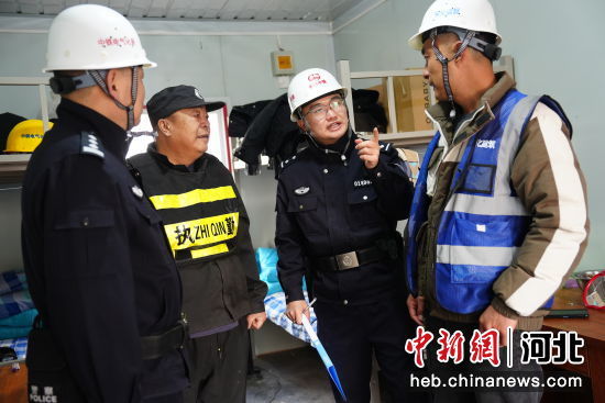 图为石家庄铁路公安处石家庄北站派出所民警了解站区工地安全情况 陈增凯摄