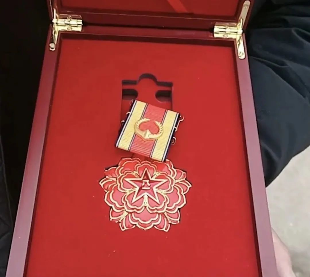 吴利荣获中央军委一级表彰 喜报超有排面