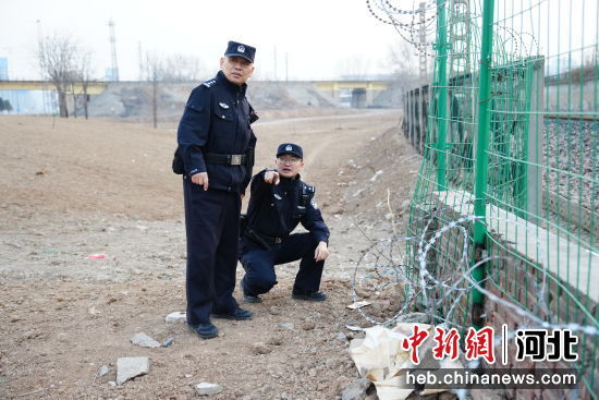 图为石家庄铁路公安处石家庄北站派出所民警在铁路沿线开展治安巡视 陈增凯摄