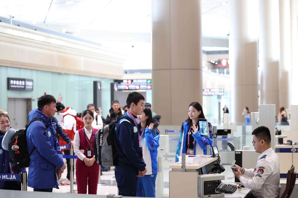 亚冬会专用通道进行安检