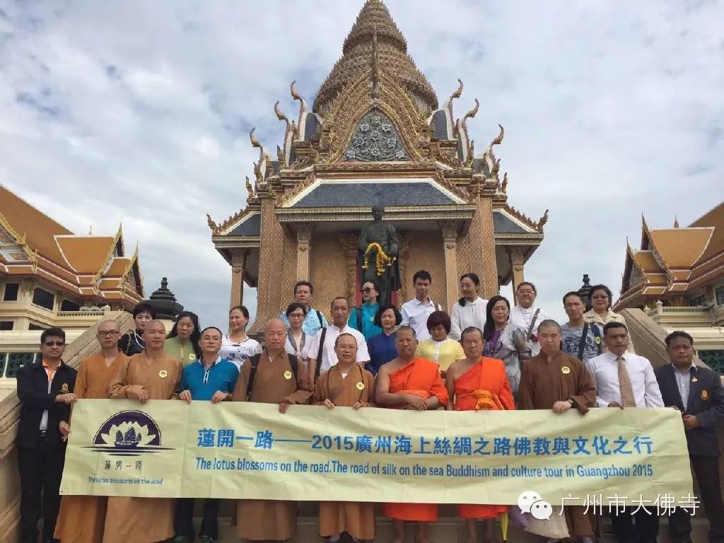 代表团在佛舍利塔前合影