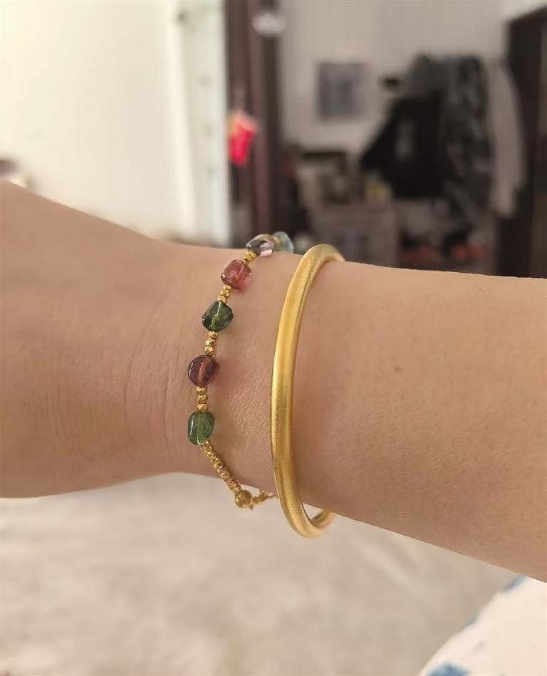 顾客展示金包银手镯