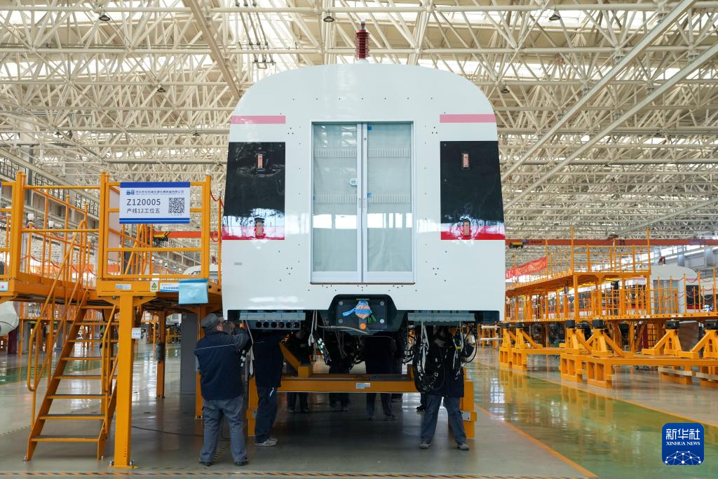 在京投装备河北京车智能制造基地,工作人员在总组装车间内工作(2月14日摄)。