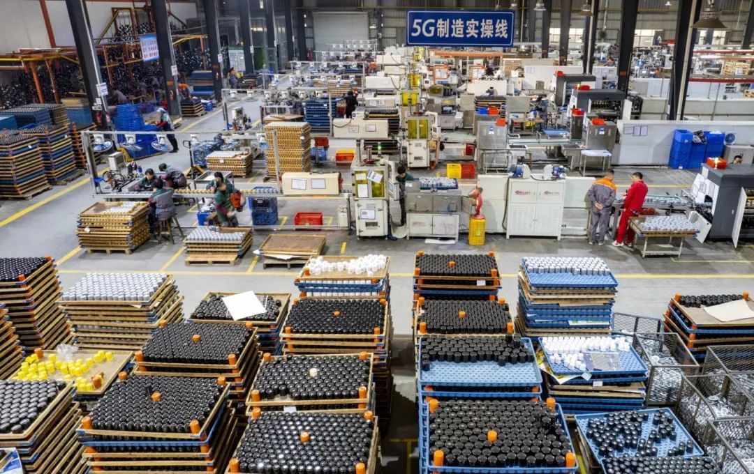 日前,在江西瀚德科技有限公司5G制造实操线上,工人忙着组装产品。(记者凌厚祥 摄)