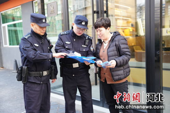 图为石家庄铁路公安处石家庄北站派出所民警开展反诈宣传 (2) 陈增凯摄