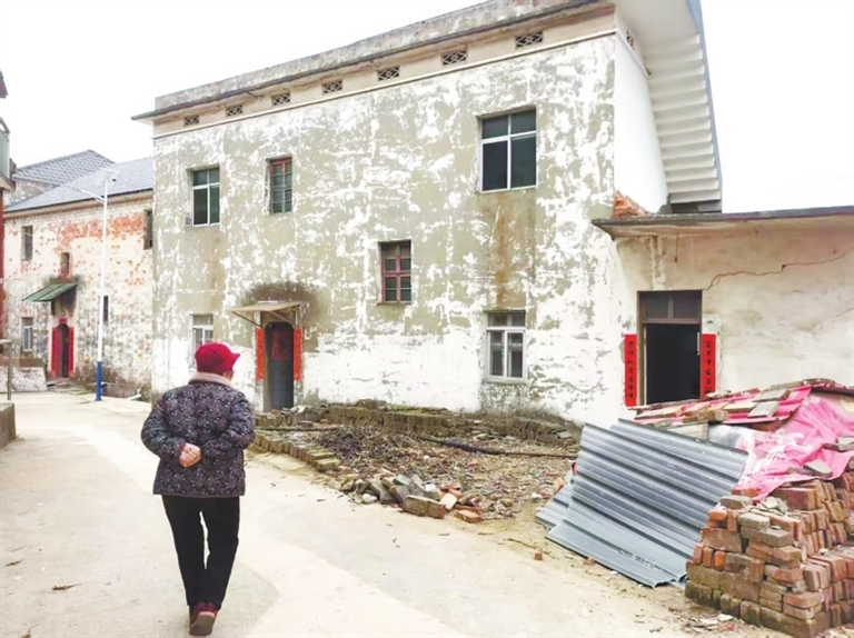 湖口县流泗镇金山村新农村建设遗忘了一处角落？村民投诉门前地面未硬化