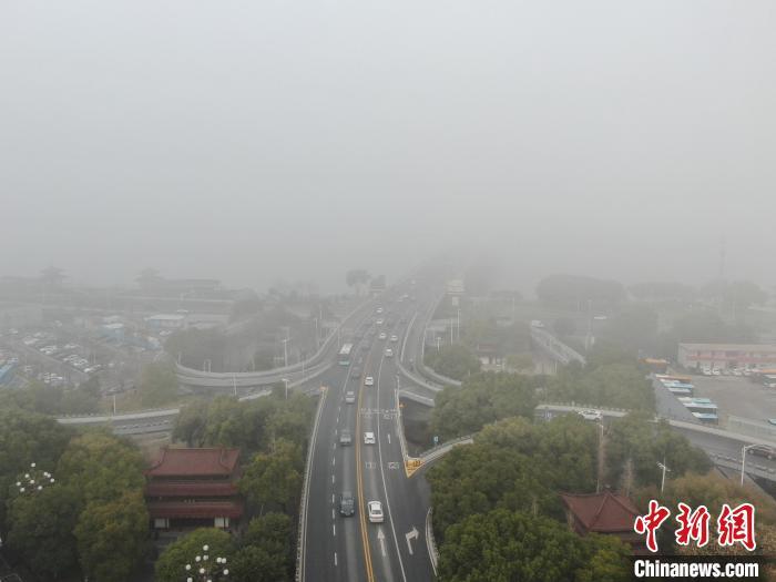 2月16日，江西南昌迎大雾天气，横跨赣江的八一大桥若隐若现。刘力鑫 摄