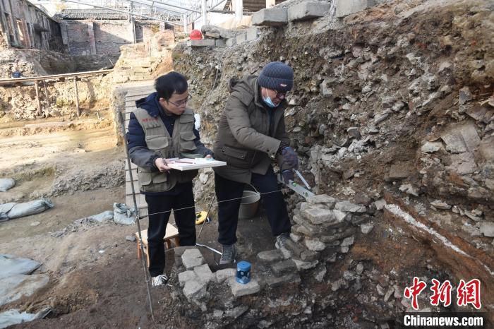 2023年底，考古工作人员正在落马桥遗址进行考古绘图。　(景德镇御窑博物院供图)