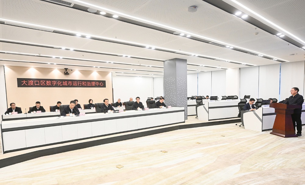 2月19日上午，在大渡口区数字化城市运行和治理中心，市委书记袁家军听取该区推进城市治理等相关情况汇报。记者 苏思 摄