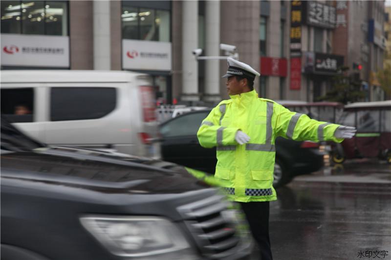 商丘交警雨中坚守“护学岗”“高峰岗” 全力以赴“保安全”“保畅通”