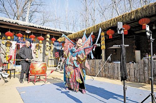 1月21日，甄淑梭（右）在直播中为网友表演绝活“靠旗转刀”。