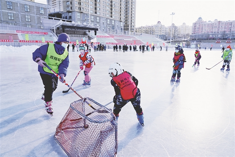 绥芬河冰场上打冰球