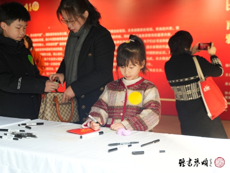 展厅外互动的小朋友