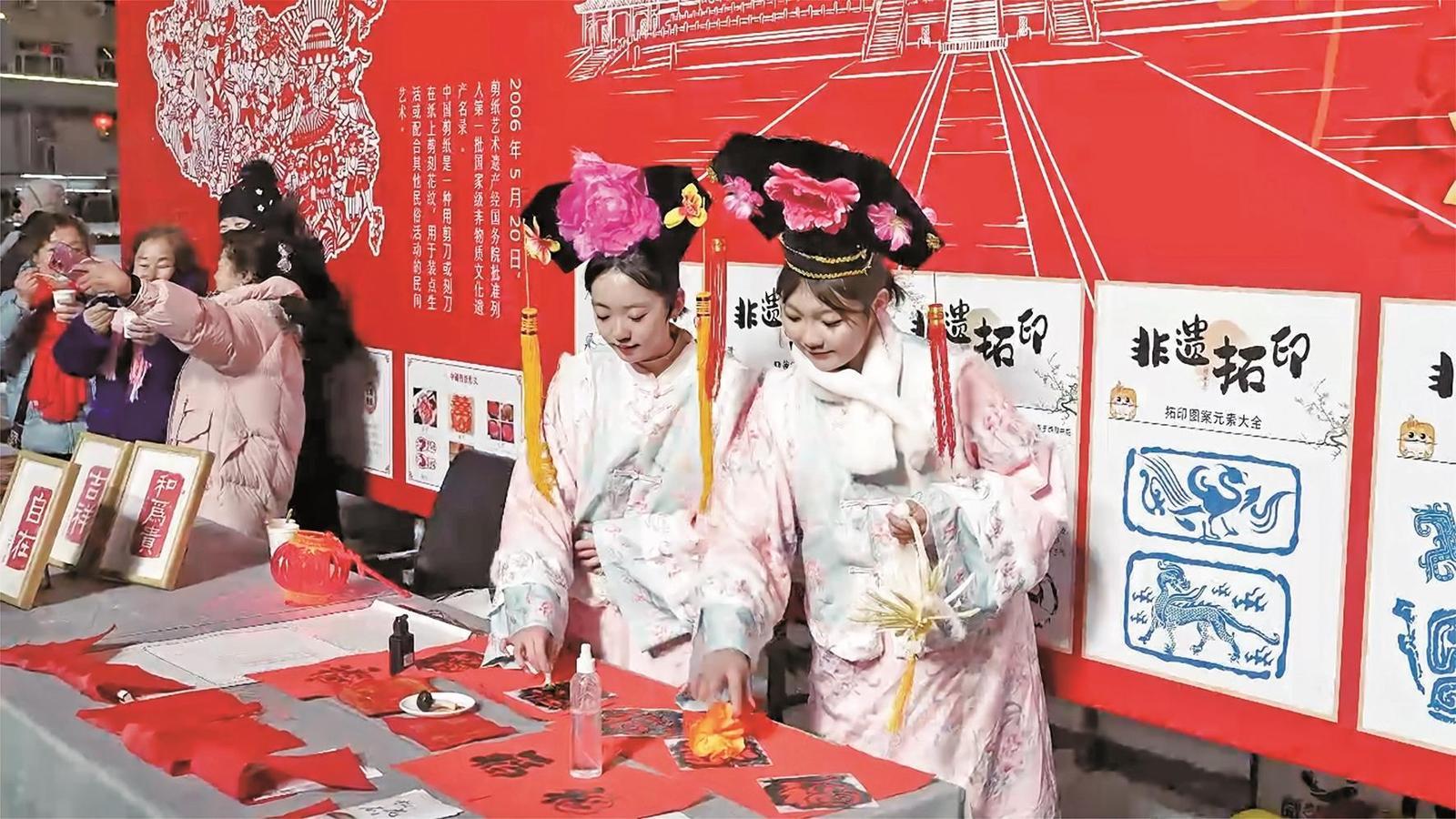 依托丰富的松花石资源，白山市江源区积极研发松花石文创产品，让人们零距离感受中华传统文化和江源地域文化的独特魅力。