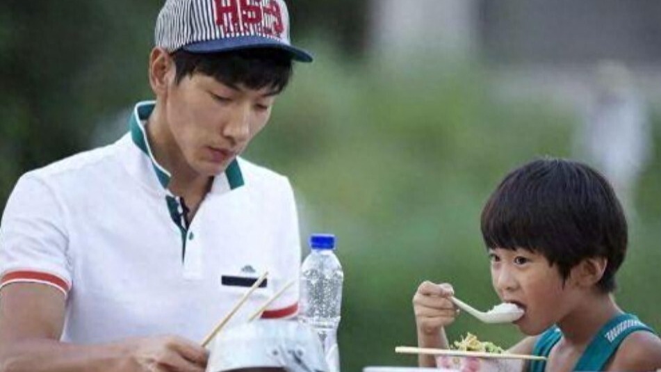 张亮自认演艺事业触底，曾被指耍大牌，爆红后离婚，12年一路曲折封面图