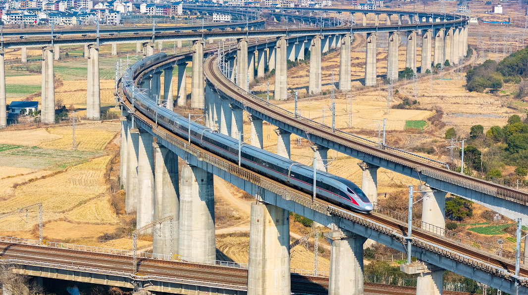 江西上饶，一辆复兴号高铁列车驶进中国首座垂直骑跨式高铁站。（项梁 摄）