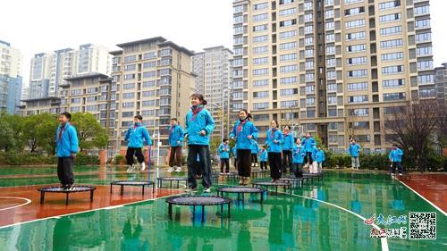 岔路口小学学生在玩蹦床