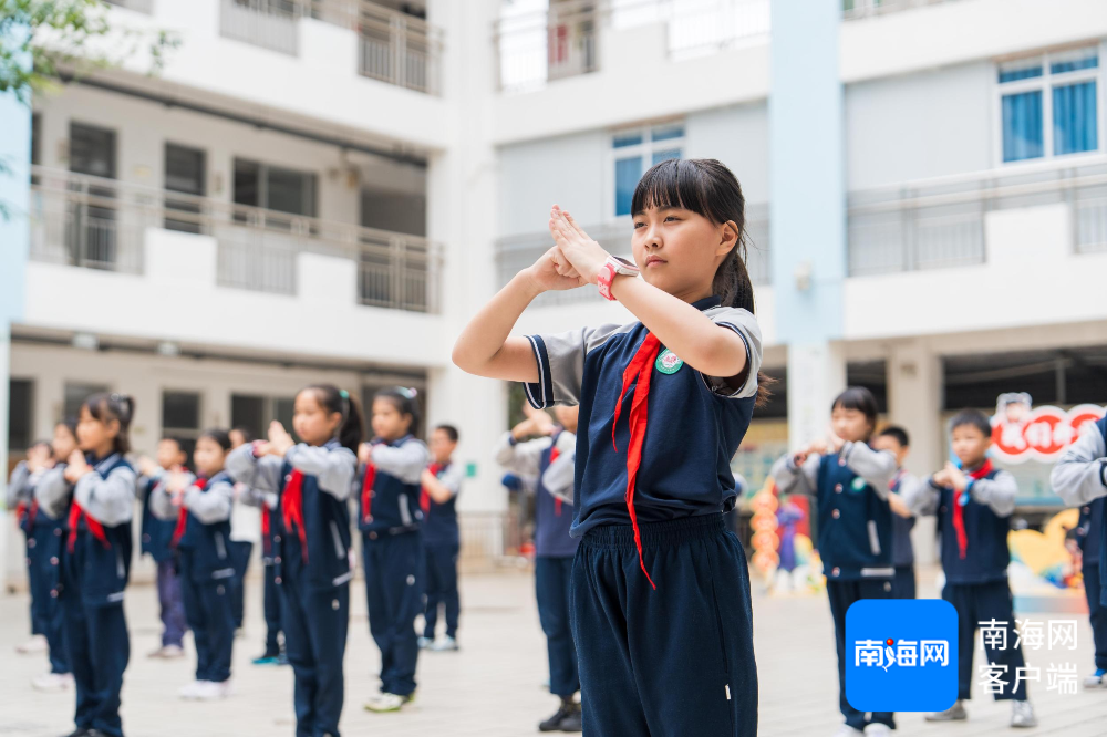 海口玉沙实验学校的学生正在做韵律操。记者 曹志 摄