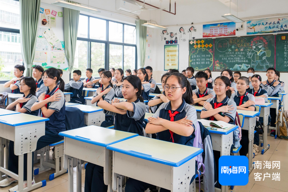 海口玉沙实验学校的学生正在做室内课间操。记者 曹志 摄