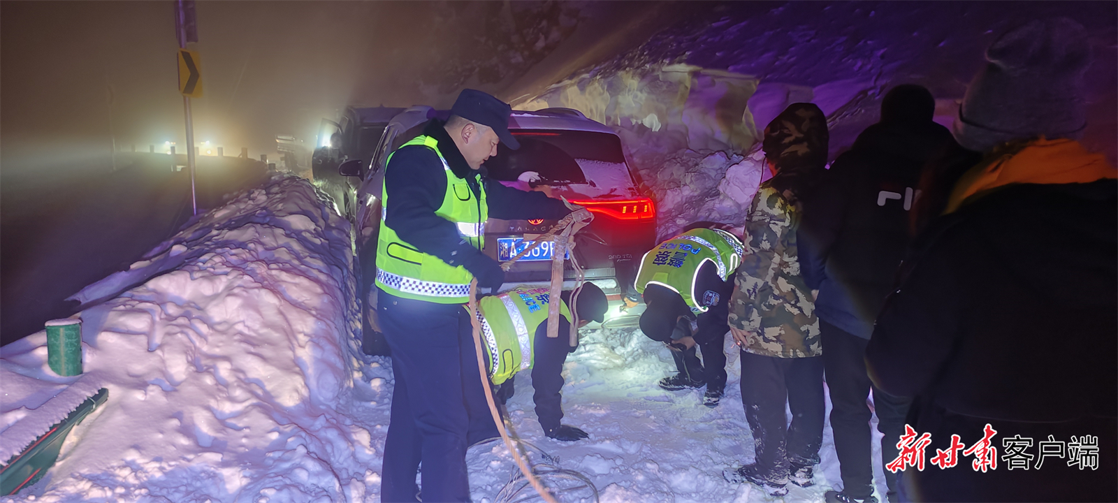 民警救助被困车辆人员