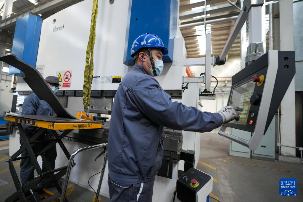 在京投装备河北京车智能制造基地,工作人员在加工地铁车辆零部件(2月14日摄)。