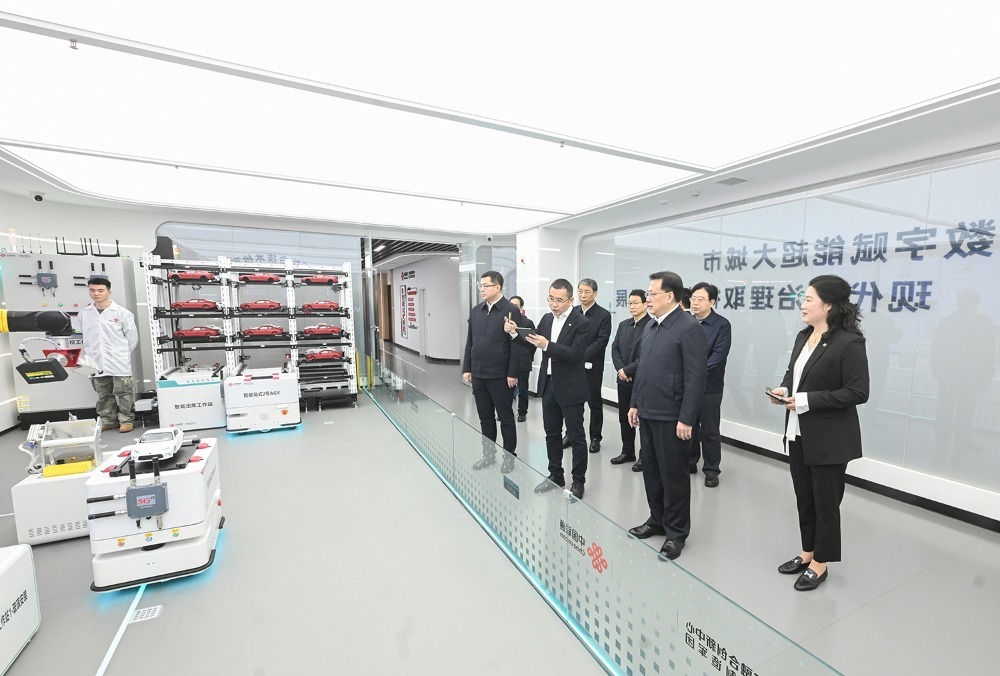 2月19日上午，在九龙坡区中国联通5G融合创新中心，重庆市委书记袁家军调研中心融入重庆超大城市现代化治理有关情况。记者 苏思 摄
