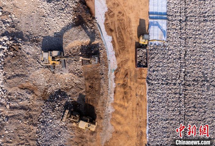 图为武安市活水乡北洺河段，施工人员利用原有河道进行改造。(无人机照片) 李树锋 摄