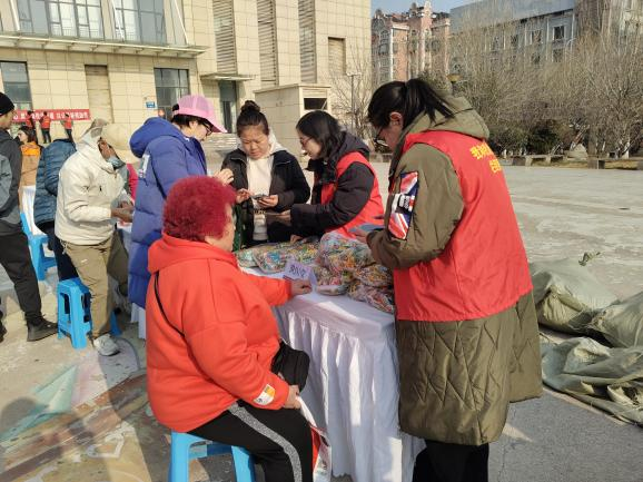 台东街道人和路社区联合青岛电视台举办“春潮2025健康市集”公益活动