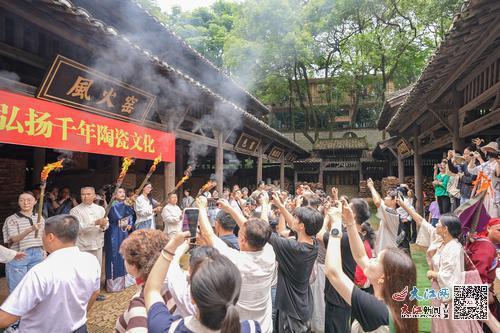 景德镇市明清御窑风火窑复烧点火现场。大江网视觉江西印德智摄